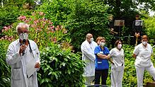 Sebastian Jung, ärztlicher Direktor des Hegau-Bodensee-Klinikums (links) bedankte sich für den besonderen Einsatz aller Mitarbeiter ...