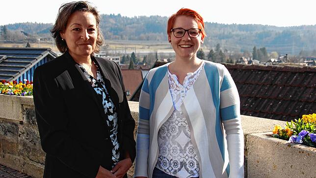 Corinna Bruggaier, Leiterin Kultur und Tourismus (links), und Katharina Hübner, Leiterin der Tourist-Information, ziehen Bilanz für das ...