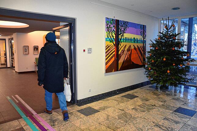 Auch im Krankenhaus gehört ein geschmückter Baum an Weihnachten dazu.