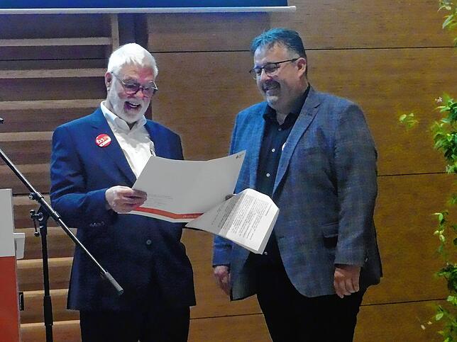 Hans-Werner Schlett gratuliert Ralf Rieple (rechts), der Ehrenbereitschaftsleiter ist.