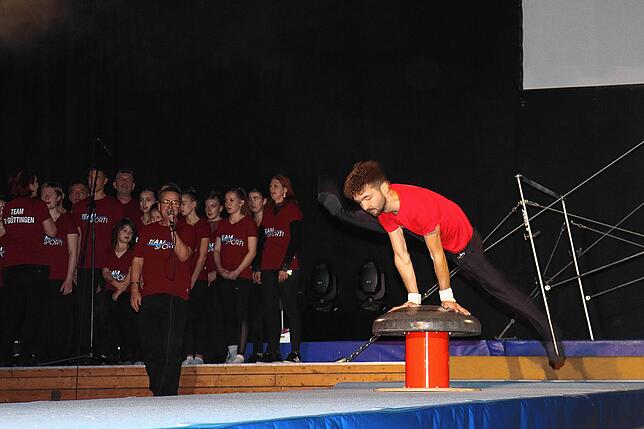 Bild 5: Bilder von der Turngala in Güttingen