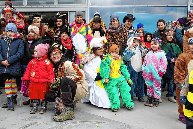 Bild 12: Bilder vom Kindernarrenbaumstellen