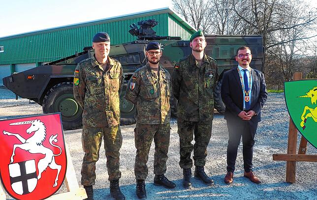 Bürgermeister Selcuk Gök hat Major Emmanuel Adrien (von rechts) für die gute Zusammenarbeit gedankt. Hauptmann Daniel Knopp ist künftig ...