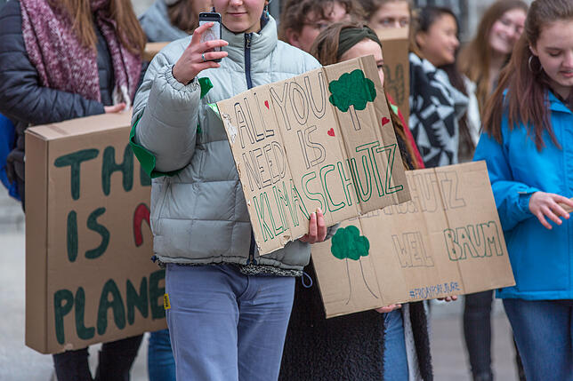 „Alles was du brauchst, ist Klimaschutz“: ein selbstgemaltes Plakat in Friedrichshafen, in Anlehnung an einen Hit der Beatles.