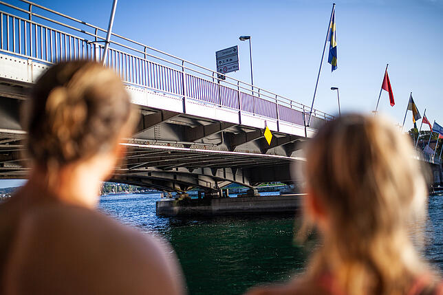 Bild 2: Eine Hängepartie über dem Wasser: Wie Kletterer die alte Rheinbrücke zweckentfremden &ndash; und dafür staunende Blicke ernten