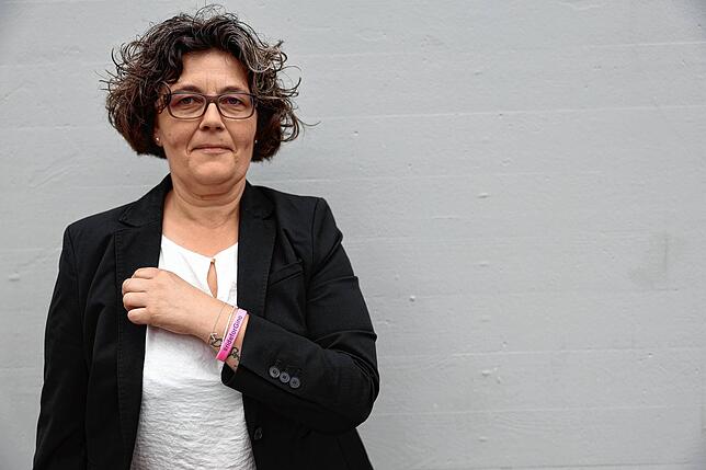 Mama Sandra Mäder trägt eines der rosa Armbänder mit dem Slogan: „Ride for Gino“.