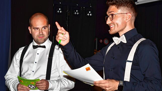 Conferenciers: Lukas Gäng (links) und Hafes Gerspacher führten durch den Abend beim Schiedsrichter-Jubiläum in Wehr.