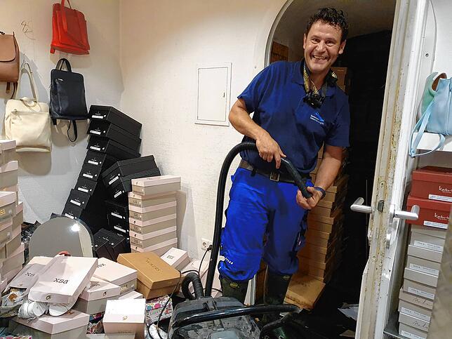 Gelebte Nachbarschaftshilfe: Stefan Mayer hilft beim Absaugen des Wassers im Schuhstudio H.