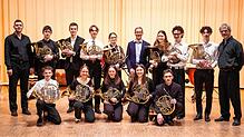 Das Meisterklassenensemble mit Korrepetitor Illia Kravchenko (links), Meisterklassendozent Mischa Greull (Mitte hinten) und Organisator ...