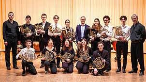 Das Meisterklassenensemble mit Korrepetitor Illia Kravchenko (links), Meisterklassendozent Mischa Greull (Mitte hinten) und Organisator ...