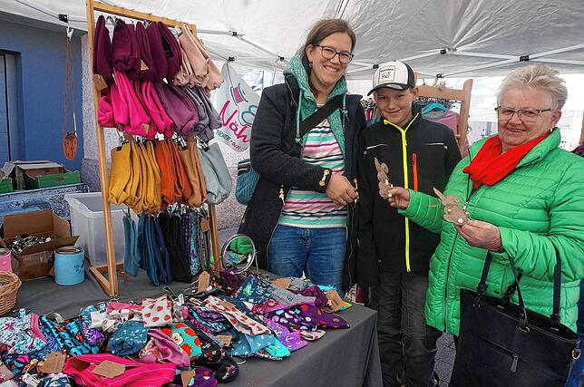 Selbstgemachtes stand hoch im Kurs: Diese Besucherin aus Görwihl ist bei Effa‘s Nähstüble fündig geworden.