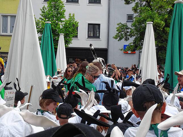 Bild 20: Auf dem Adenauerplatz in Friedrichshafen verteilt der Seehas seinen Hasenklee