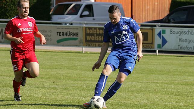 Nervenstark: Bruno Golic (rechts, gegen den Grießener Nils Wottke) traf beim 3:3 seines FC Geißlingen gegen Spitzenreiter SG ...