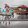 So geht Luftrettung in der Corona-Pandemie: Ein &bdquo;EpiShuttle&ldquo;, eine neuartige Isoliertrage, vor einem DRF-Hubschrauber. Mit ...