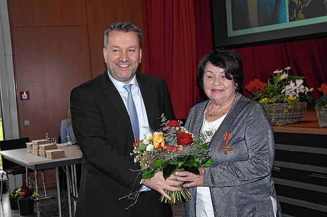 Glückwunsch zum Bundesverdienstkreuz am Bande: Bürgermeister Ralf Meßmer gratuliert Wilma Rehkugler, die mit dem Verein Kinder- und ...