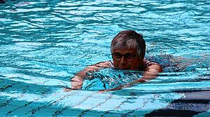 Gisela Tritschler aus St.¦Blasien ist eine der Ersten, die am Eröffnungstag die glatte Wasseroberfläche teilt. Bild: Cornelia Liebwein