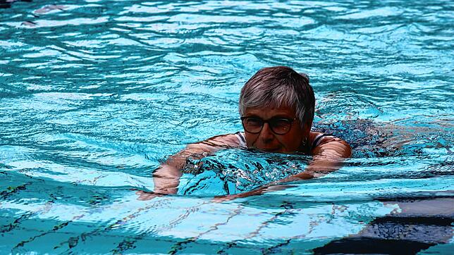 Gisela Tritschler aus St.¦Blasien ist eine der Ersten, die am Eröffnungstag die glatte Wasseroberfläche teilt. Bild: Cornelia Liebwein