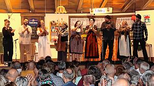 Nach der sehr gelungenen Aufführung der neuen Theatergruppe der Kieschtockzunft applaudieren sich Schauspieler und Zuschauer ...