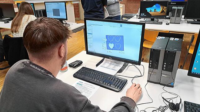 Vier Herzen sollen aus einer Platte herausgefräst werden – Michael Spannagel leistet dazu am Computer die Vorarbeit.