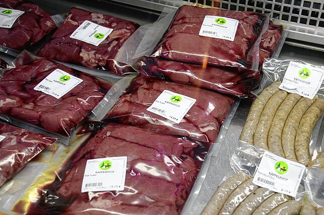 Im Verkaufsraum des Hofs kann das frische Rindfleisch nach Bestellung abgeholt werden.