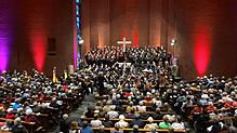 Die Aufführung des deutschen Requiems von Johannes Brahms mit 170 Sängern und Musikern des Konzertchores und des Kammerorchesters des ...