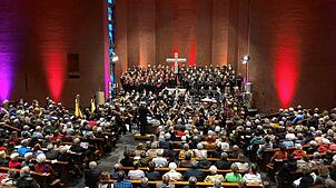Die Aufführung des deutschen Requiems von Johannes Brahms mit 170 Sängern und Musikern des Konzertchores und des Kammerorchesters des ...