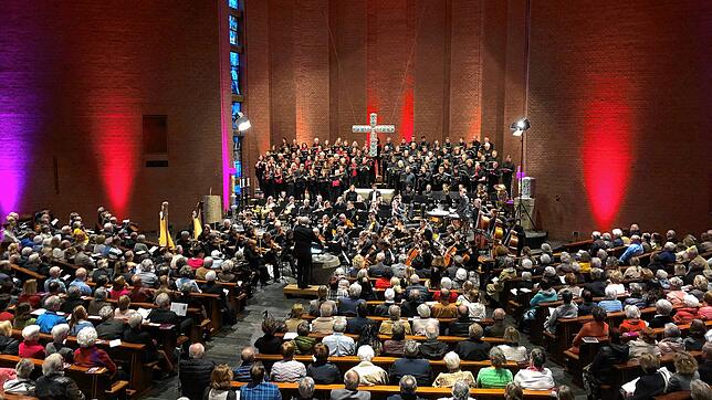 Die Aufführung des deutschen Requiems von Johannes Brahms mit 170 Sängern und Musikern des Konzertchores und des Kammerorchesters des ...