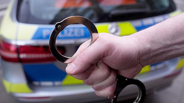 Polizei Ein Richter erlässt einen Haftbefehl - ein 27-Jähriger kommt in U-Haft. (Symbolbild)