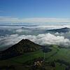 Blick auf die Vulkane im Hegau. Im November 2016 zitterte hier mehrfach die Erde. Zu sehen sind im Vordergrund der Hohenhewen und hinten ...