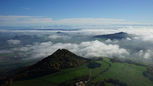 Blick auf die Vulkane im Hegau. Im November 2016 zitterte hier mehrfach die Erde. Zu sehen sind im Vordergrund der Hohenhewen und hinten ...