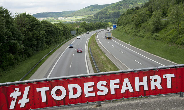 Warnung vor Rennen: Ein Banner mit der Aufschrift „Todesfahrt“ spannt sich über die A81 bei Geisingen.