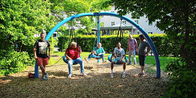 Auch Erwachsene wirken recht verloren auf dem eigenartigen Spielgerät auf dem Spielplatz Petershausen neben dem Landratsamt. Hier sind ...