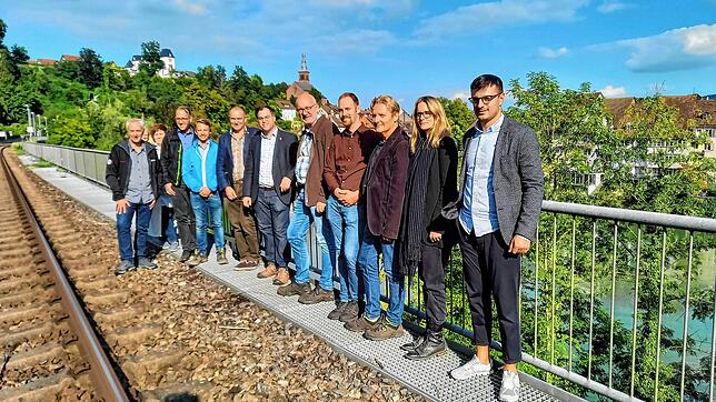 Sie stehen für die Laufenburger Acht (von links): David Baseglia von Crestageo, Carina Walenciak vom Hauptamt der Stadt Laufenburg/D, ...