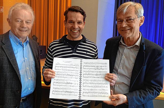 Bernd Crössmann von den Scheffel-Freunden, der Erzähler Juri Tetzlaff und der Musikprofessor Jochen Müller-Brincken (von links) zeigen ...