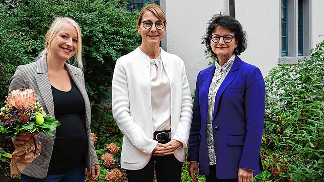 Wurde jetzt als neue Leiterin des Spitals Heilig Geist vorgestellt: Tanja Petzold (Bildmitte) mit ihrer Vorgängerin Marisa Eid (links) ...
