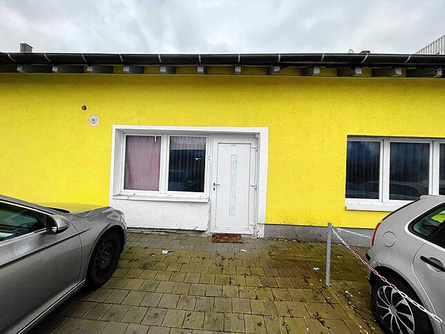 Hinter dieser unscheinbaren Fassade in Villingen-Schwenningen, die eher an eine Werkstatt erinnert, verbirgt sich ein Massagesalon, in ...