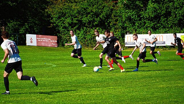 Der Markdorf Cup, hier eine Szene aus dem Spiel zwischen dem SV Deggenhausertal (weiße Trikots) und dem SC Konstanz-Wollmatingen von ...