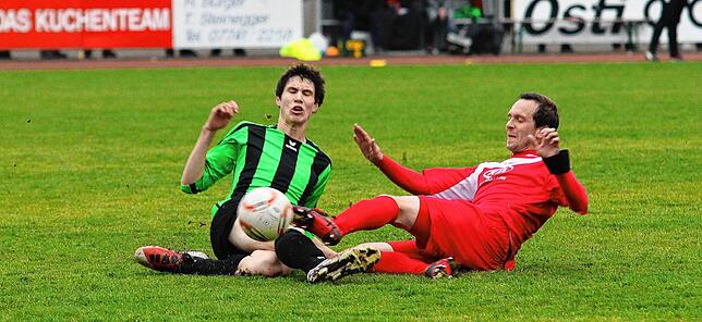 Kampfgeist: Beim FC Tiengen 08 erwies sich René Grabe (rechts, gegen Thomas Wehrle vom damaligen FC Eintracht Stetten) schnell als feste ...