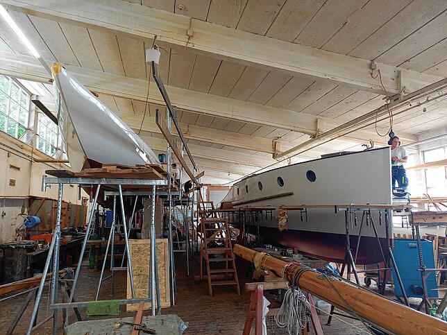 In der Halle der Michelsen-Werft in Friedrichshafen werden der Schärenkreuzer „Argo“ (links) und das Motorschiff „Altenrhein“ derzeit ...