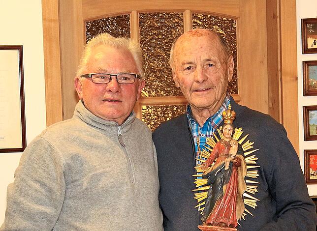 Manfred Fattler (links) freut sich sichtlich über das Geschenk von Josef Kirner, eine Strahlenmadonna für die Friedhofskapelle.