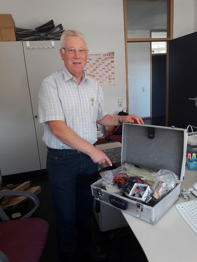Kripo-Beamter Bernd Lohmiller mit dem originalen Bombenkoffer, mit dem der Bankräuber 2009 die Commerzbank Villingen überfallen hat.