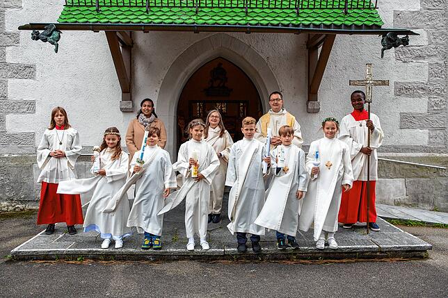 Kirchengemeinde Wollmatingen-Allensbach: Unter der Leitung von Pfarrer Marcus Maria Gut (hinten, 2. von rechts) haben Anna Rascher (von ...