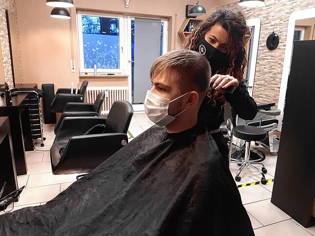Im Winter 2020 ist Fabio Stöckle einer der letzten Kunden, bevor der Friseursalon von Inhaberin Julia Jovanovic Corona-bedingt erstmal ...