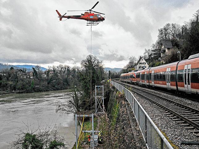 Die Laufenburger Acht ist eine delikate Baustelle: Oben schwebt der Helikopter, rechts fährt die Regionalbahn, unten arbeiten die Monteure.