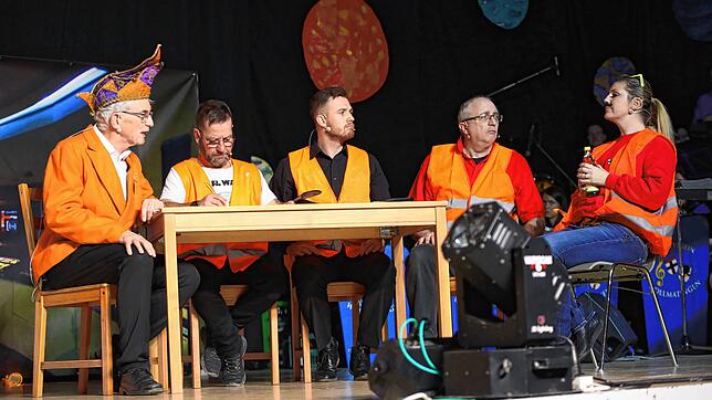 Schlüsselszene: Zwei Giraffen bei der feindlichen Übernahme der Gründungsversammlung der Fürstenbergler.