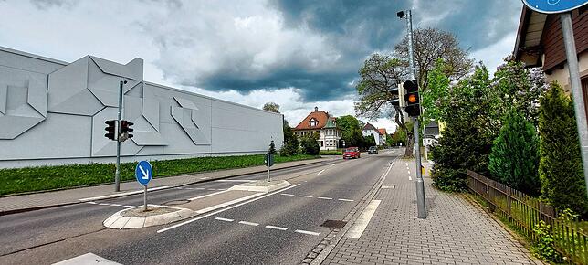 Nur wenige Sekunden später schaltet die Ampelanlage erst auf orange, dann auf rot. Die Autos müssen anhalten, obwohl niemand die Straße ...