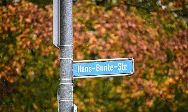 Das Straßenschild „Hans-Bunte-Straße“ im Industriegebiet Nord hinter einem Diskothekenareal. Hier fand die Vergewaltigung statt.