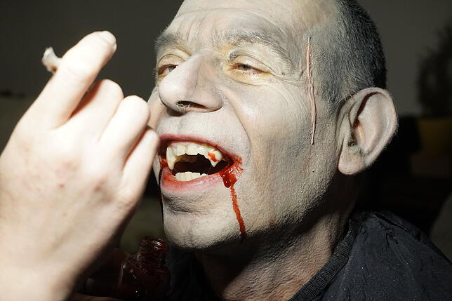 Bild 8: Schminken für die Fasnacht (2): So verwandelt sich unser Redakteur in einen Vampir