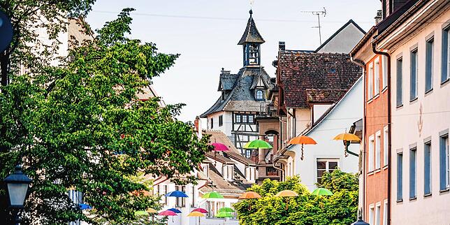 Bild 1: Rückkehr der Blumen-Bälle: Bunte Deko schmückt wieder die Konstanzer Altstadt