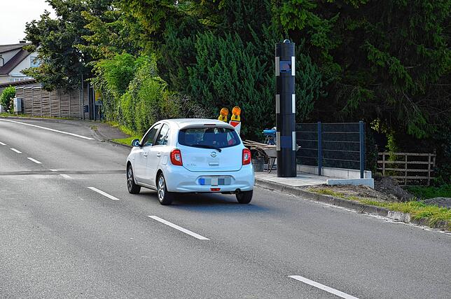 Die Geschwindigkeitsmessanlage in der Stettener Straße gegenüber dem Meersburger Hofladen von Moni Mayer.
